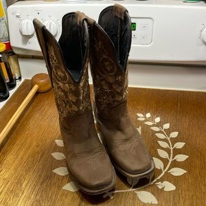 Women's JOE EXCLUSIVE brown boot with white flowers. Size 6.5